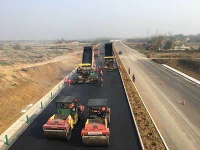 棗潛高速公路六標(biāo)路面攤鋪施工項(xiàng)目火熱進(jìn)行中!