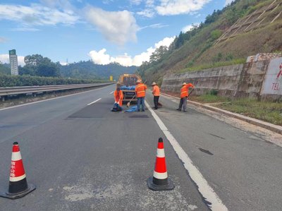 2024年7月30日,信豐公路分中心組織工作人員修補(bǔ)公路路面坑槽。