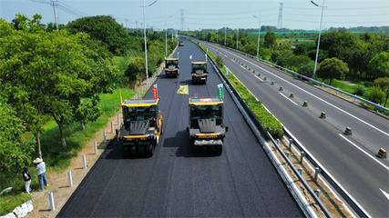 江蘇省首創(chuàng)無(wú)人集群施工瀝青下面層 助力&ldquo;蘇式養(yǎng)護(hù)&rdquo;打造淮安樣板