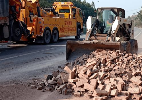 磚頭灑落路面,公路人緊急除險保暢通