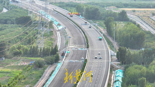 濟(jì)菏高速長(zhǎng)清段瀝青鋪設(shè)已完成,雙向八車道初具規(guī)模
