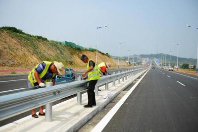 煙臺濱海路蓬萊段公路工程完成全路段瀝青鋪設，助力區域交通升級