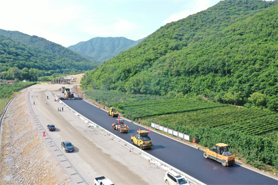 本桓高速公路十工區(qū)項(xiàng)目全面啟動(dòng)瀝青路面施工，路橋附屬工程建筑勞務(wù)分包工作同步推進(jìn)